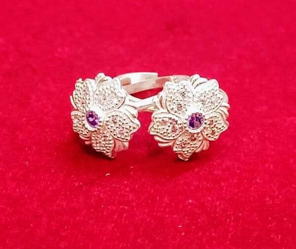 Elegant Flower Shape Stone Silver Bichiya for Every Occasion