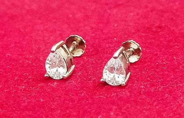 Elegant Single Stone Studs for Every Occasion