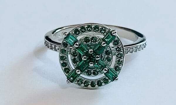 Elegance of the Sterling Silver Green Stone Rotating Women's Ring