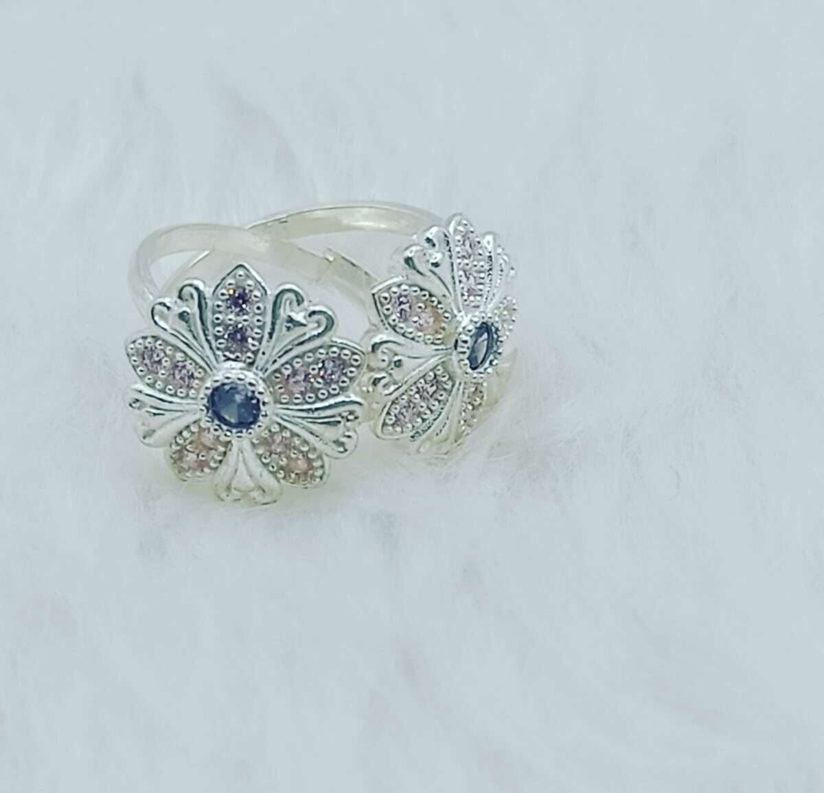 Elegant Flower Shape Stone Bichiya - A Unique Addition to Your Collection