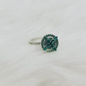 Elegance of the Sterling Silver Green Stone Rotating Women's Ring