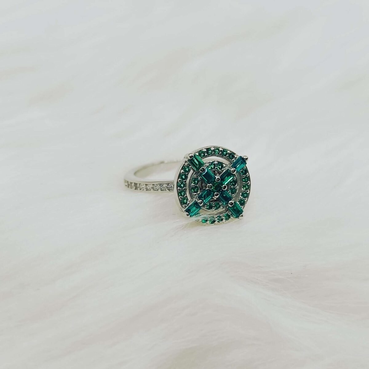 Elegance of the Sterling Silver Green Stone Rotating Women's Ring