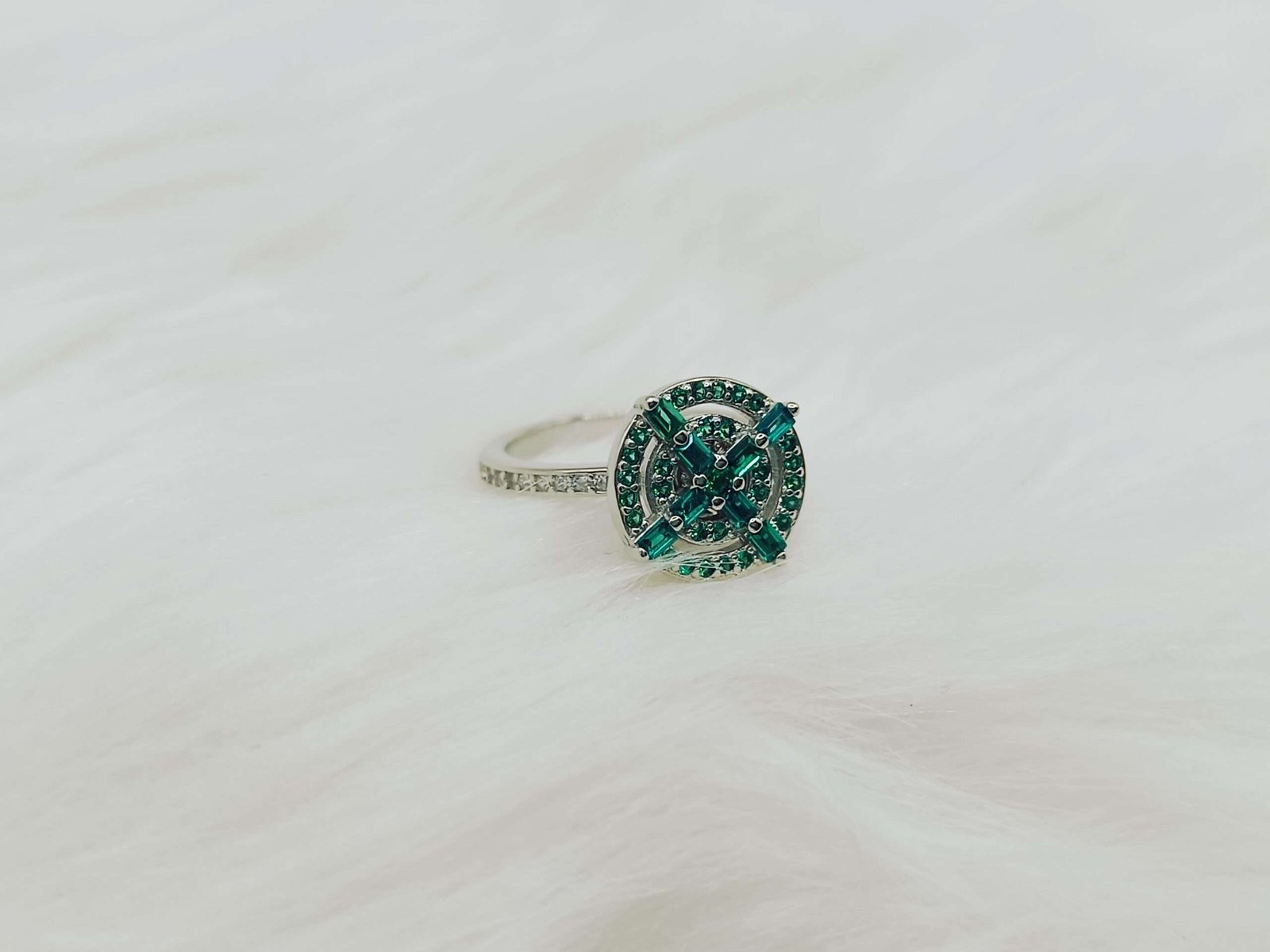 Elegance of the Sterling Silver Green Stone Rotating Women's Ring