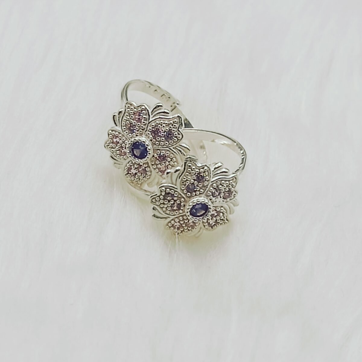 Elegant Flower Shape Stone Silver Bichiya for Every Occasion