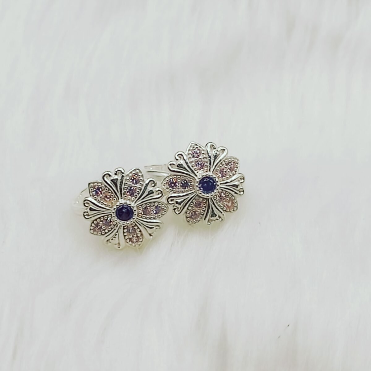 Elegant Flower Shape Stone Bichiya - A Unique Addition to Your Collection